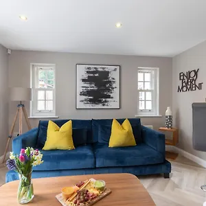Elliot Oliver - 2 Bedroom Garden With Parking Cheltenham