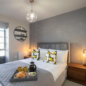 Elliot Oliver - Modern 2 Bedroom Town Centre Cheltenham